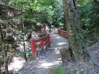 鶯の滝への赤橋